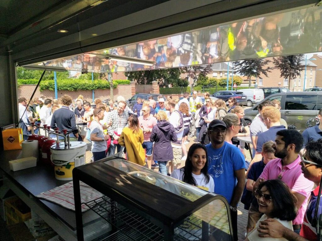 Frietkraam aan huis geparkeerd voor een woning