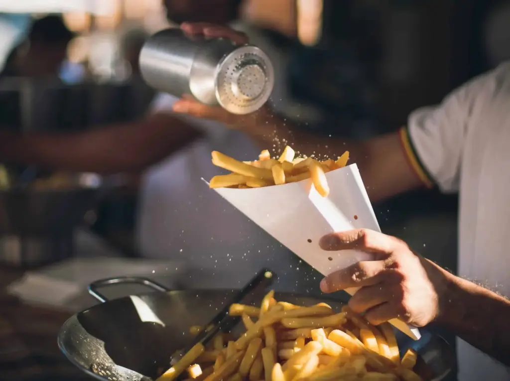 Verse frieten worden afgewerkt aan de mobiele frituur