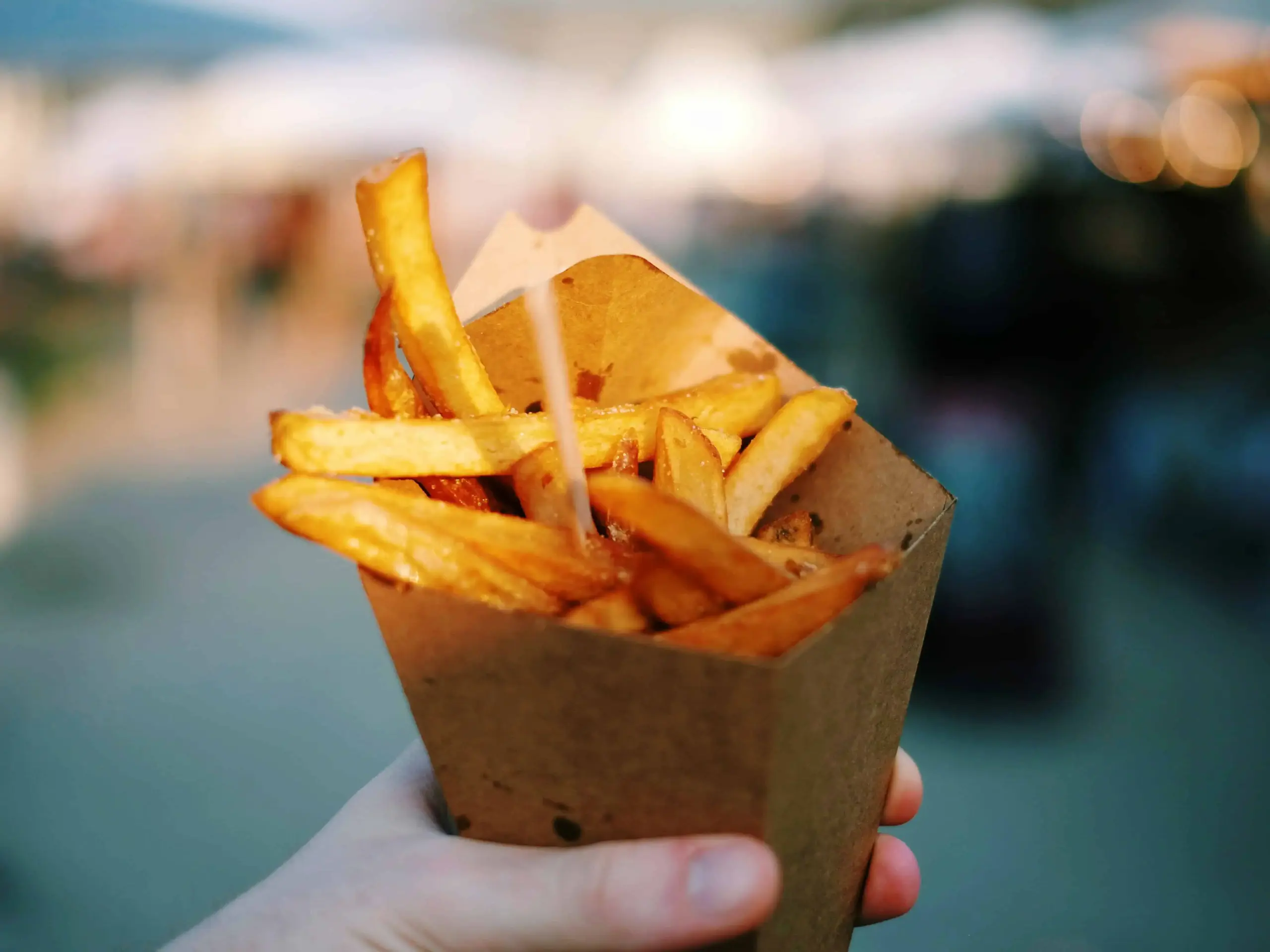 Puntzak met verse frieten